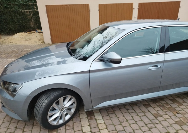 Skoda Superb cena 82500 przebieg: 154745, rok produkcji 2018 z Częstochowa małe 301